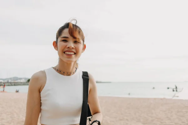 Gelukkig vrouw toerist wandelen rond het strand in de zomer. — Stockfoto