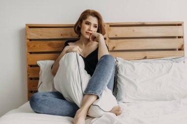 Makyaj yapan kadın yatakta dinleniyor. Yalnızlık kavramı.