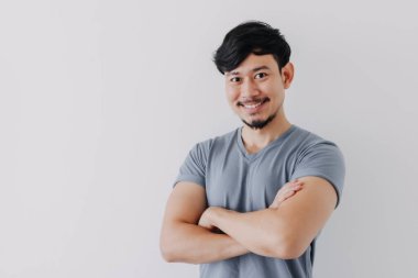 Mavi tişörtlü, kendinden emin ve mutlu adam beyaz arka planda izole edilmiş..