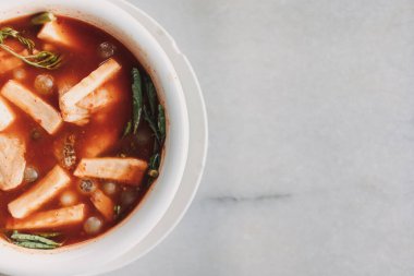 Tayland Ryukyu Roe Ekşi Çorbası beyaz kasede servis edilir..