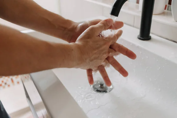 Personen waschen sich im Badezimmer die Hände. Konzept von Gesundheit und Schutz. — Stockfoto