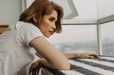 Havalı bir kadın dinleniyor ve evinden manzarayı seyrediyor..