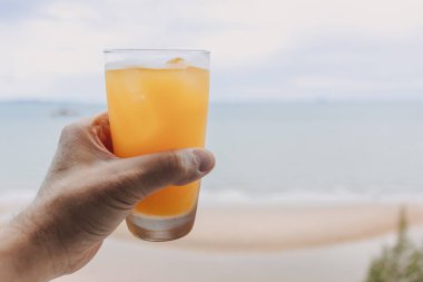 Yaz konseptinde deniz manzaralı bir bardak meyve suyu..