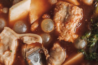 Dev Deniz Yayın Balığı Yumurtası Tayland Ekşi Çorbası. Baharatlı deniz ürünleri çorbası..