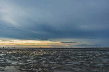 Akşamları dalgalar çamur denizini gösteriyor..