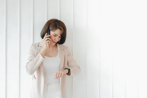 快乐的亚洲职业女性正在用智能手机聊天. — 图库照片