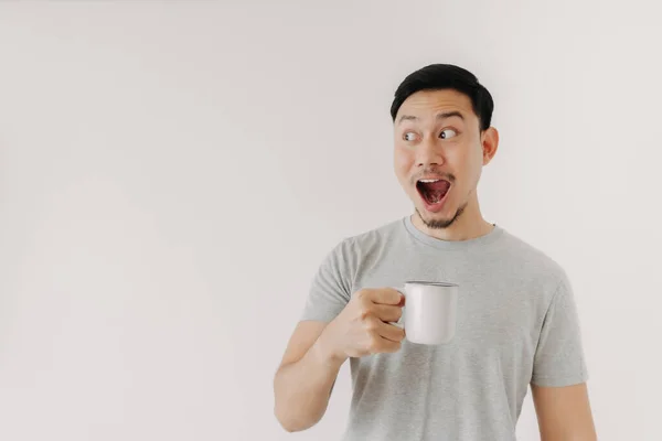 Rostro sorprendido del hombre bebe una taza de café aislado sobre fondo blanco. — Foto de Stock