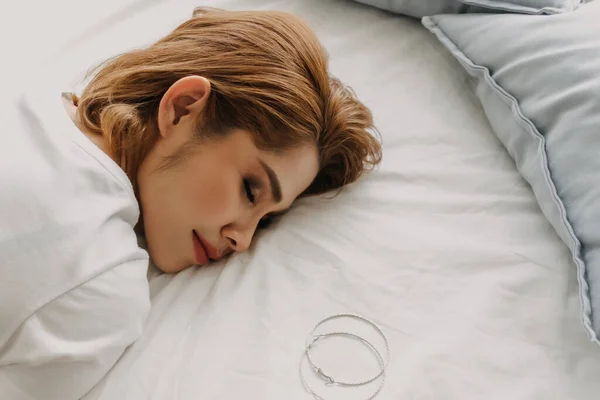 Beautiful woman and her earrings in her apartment room. — Stock Photo, Image