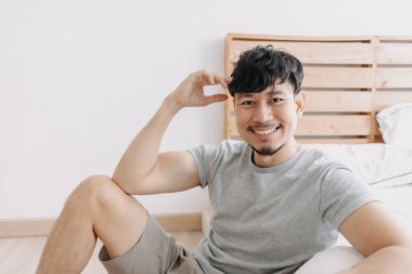 Adam evinde karantinadayken rahatlıyor..