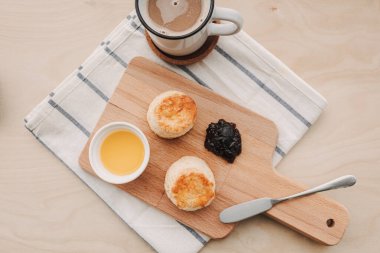 İş molasında İngiliz usulü çörekler ve kahve..