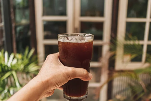 Espresso glacé dans un verre. Concept de boisson fraîche fraîche pour l'été. — Photo