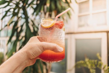 El ele tutuşma kavanozu karışık İtalyan gazozu. Yazın içki kavramı.