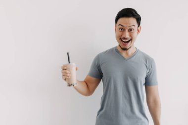 İnsan beyaz arka planda izole edilmiş Boba çayıyla mutlu olur..