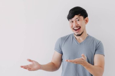 Gülümse ve mutlu adam gururla sunar ve bir reklam sunar..