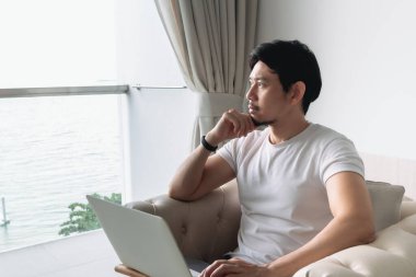 Kanepede mutlu, deniz manzaralı ve çalışkan. Konsept konaklama.