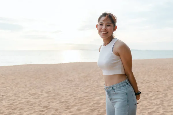 Lycklig kvinna turist promenader runt stranden på sommaren. — Stockfoto