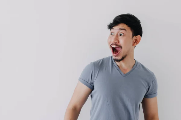 Shocked and surprised face of man in blue t-shirt isolated on white background. — Stock Photo, Image