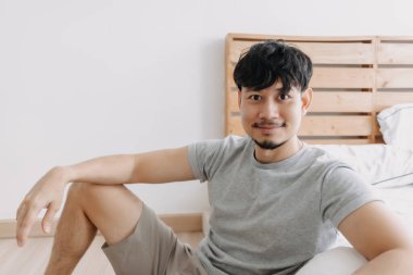 Adam evinde karantinadayken rahatlıyor..