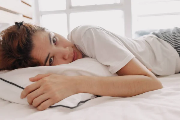 幸せな女性ちょうど目を覚ます彼女のベッドで暖かい夏の朝. — ストック写真