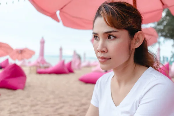 Kobieta zrelaksować się na plaży różowy kawiarnia lato w Tajlandii — Zdjęcie stockowe