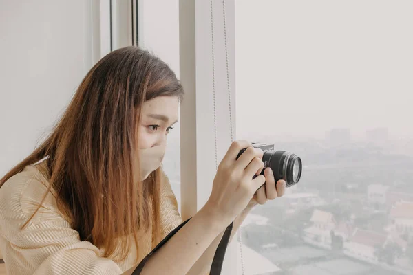 Fotógrafa mujer está tomando una foto de su modelo de moda mujer. —  Fotos de Stock