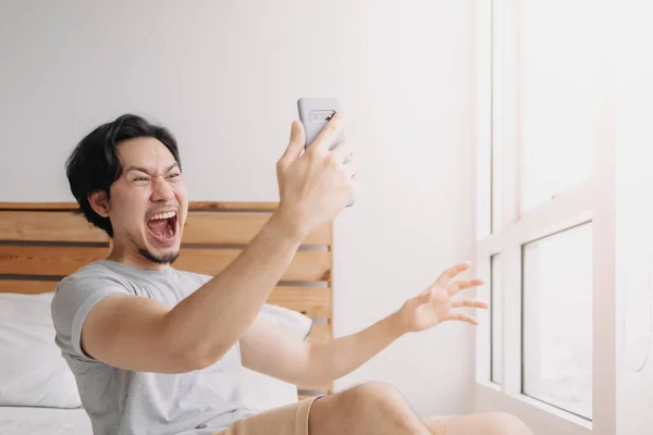 Homem chocado e feliz receber boas notícias do smartphone. — Fotografia de Stock
