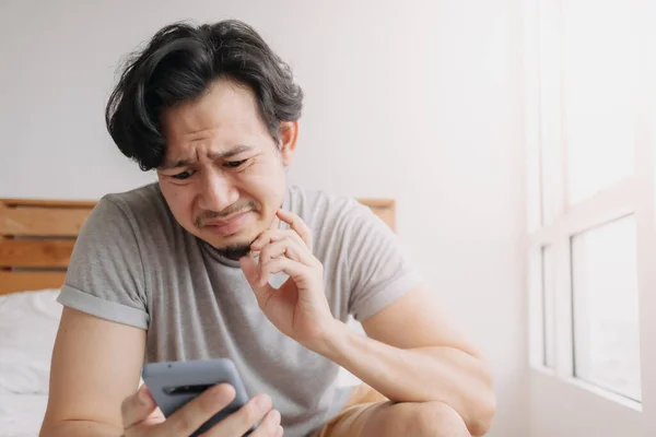 Homem triste tem más notícias de bate-papo on-line e se sente desapontado no smartphone. — Fotografia de Stock