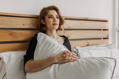 Makyaj yapan kadın yatakta dinleniyor. Yalnızlık kavramı.