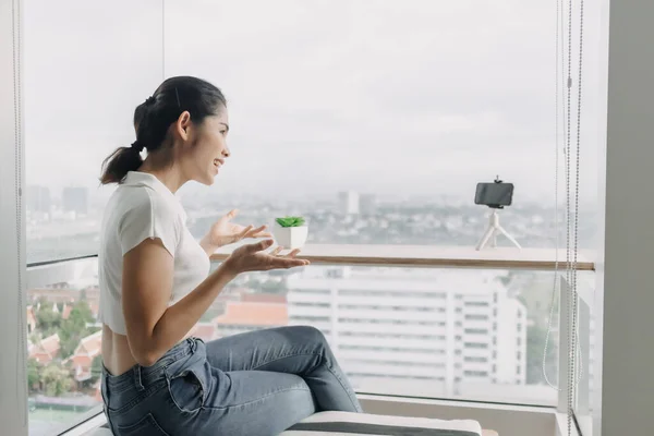 Penyusup wanita merekam dirinya sendiri dengan smartphone. — Stok Foto