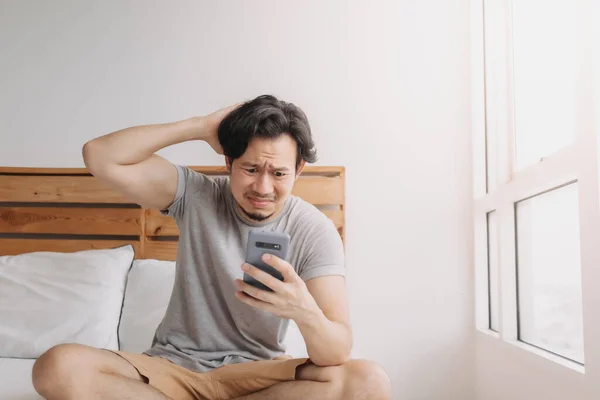 Homem triste tem más notícias de bate-papo on-line e se sente desapontado no smartphone. — Fotografia de Stock