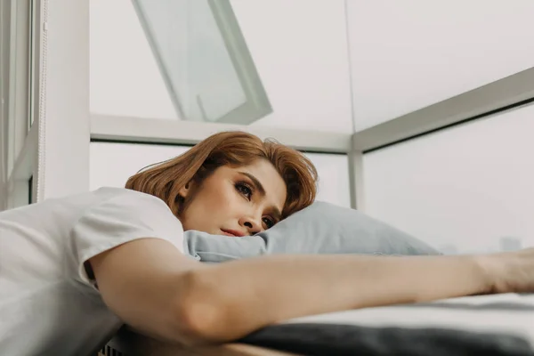 Mulher de aparência legal está descansando e assistindo vista de seu apartamento. — Fotografia de Stock