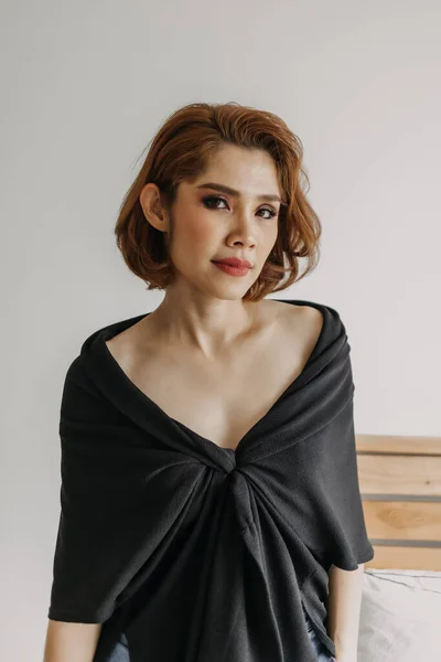 格好いいですアジアの女性で黒ドレス. — ストック写真