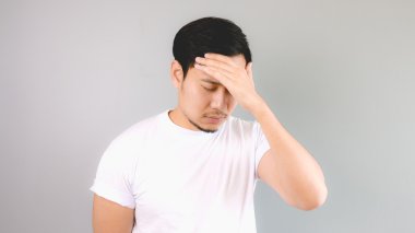 Hasta bir adam eliyle onun foehead kapsayan.