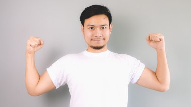 Güçlü poza sahip güçlü bir adam.