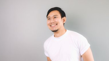 Bir adam arıyor ve gülümseme.