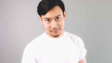 Bir adam kameraya bakıyor..