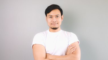 Kameraya bakan kendine güvenen birisi.