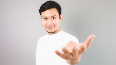 Bir adam bir yardım sunan.