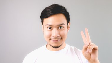 Bir adam gösteren el işareti ikinci şey.