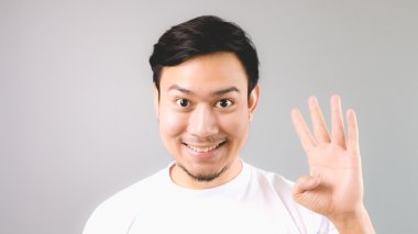 Dördüncü şey el işaret gösteren bir adam.