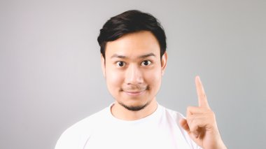 İlk şey el işaret gösteren bir adam.