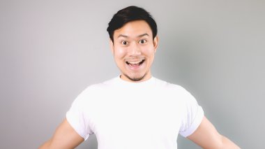 Çok mutlu ve sarılmak için hazır olmalı.