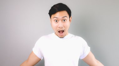 Sürpriz yüz ve poz.