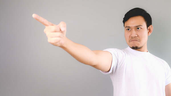 Он обвиняет или увольняет кого-то
.