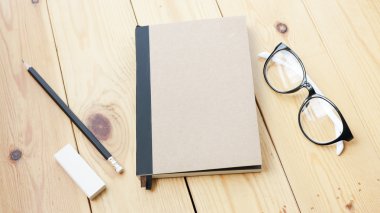 Çatı katı çalışma alanıyla stationaries ahşap tablo.