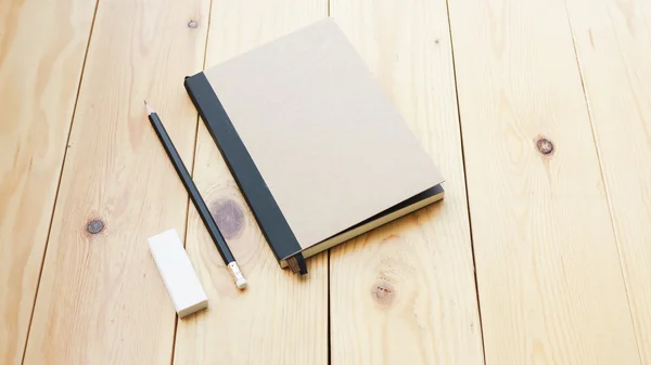 Loft arbetsyta med stationaries på träbord. — Stockfoto