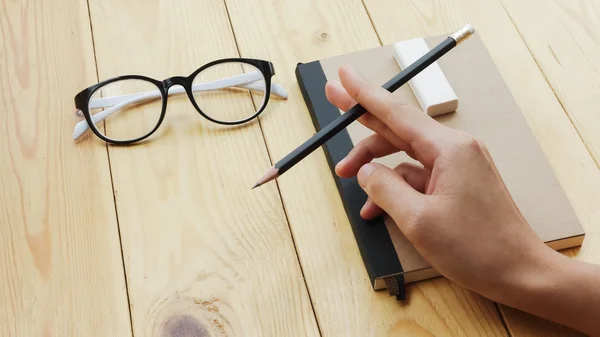 Loft arbetsyta med stationaries på träbord. — Stockfoto