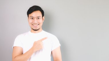 Boşaltmak, boş içerik işaret eden bir adam.