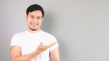 İçeriği boşaltmak gösteren bir adam.