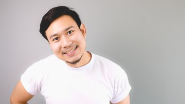 Bir adam kameraya bakıyor..